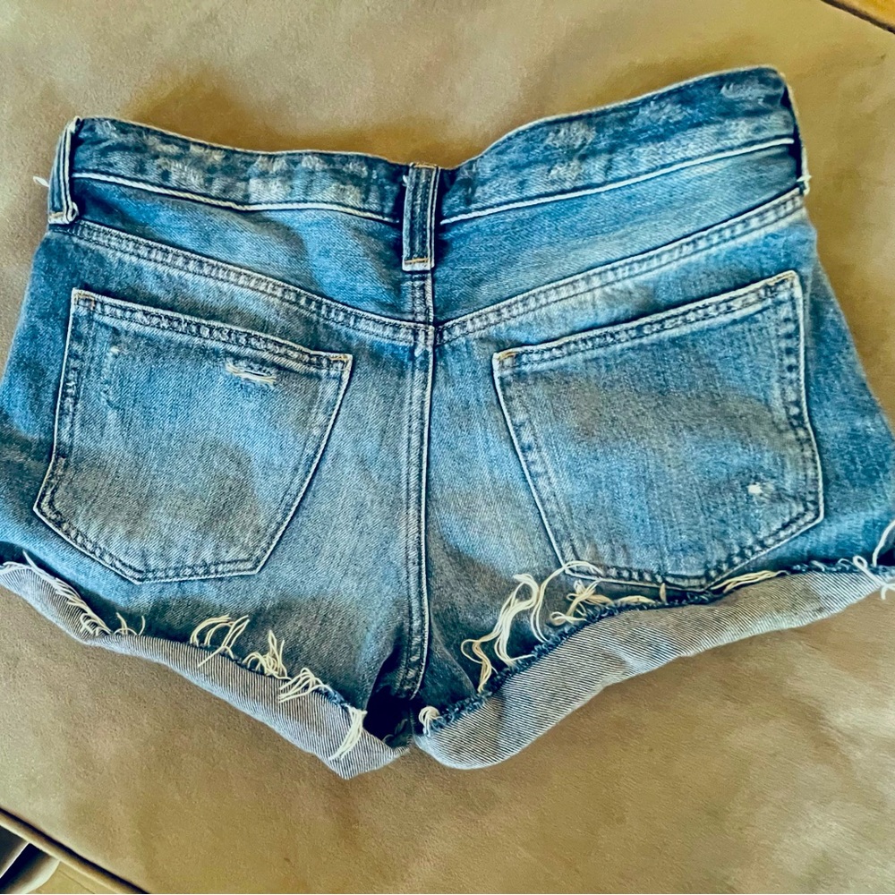 Free People 5 button sexy bandit look jean shorts. Great condition.. Size 27 - Picture 4 of 4